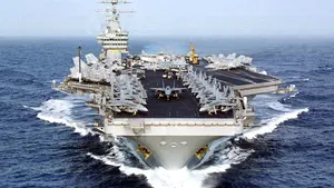 Un avion militar iranian s-a apropiat la 90 de metri de un portavion american
