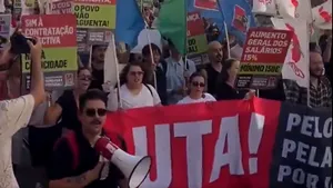Zeci de mii de oameni au protestat la Lisabona din cauza scumpirilor și a crizei locuințelor