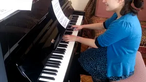 REPORTAJ: Fată de 14 ani, care suferă de autism, bursieră integrală la o şcoală de muzică din Anglia