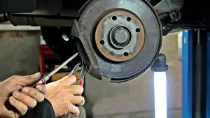 Mii de vehicule verificate în trafic de RAR anul trecut prezentau pericol de accidente. Componentele la care au fost descoperite cele mai multe probleme
