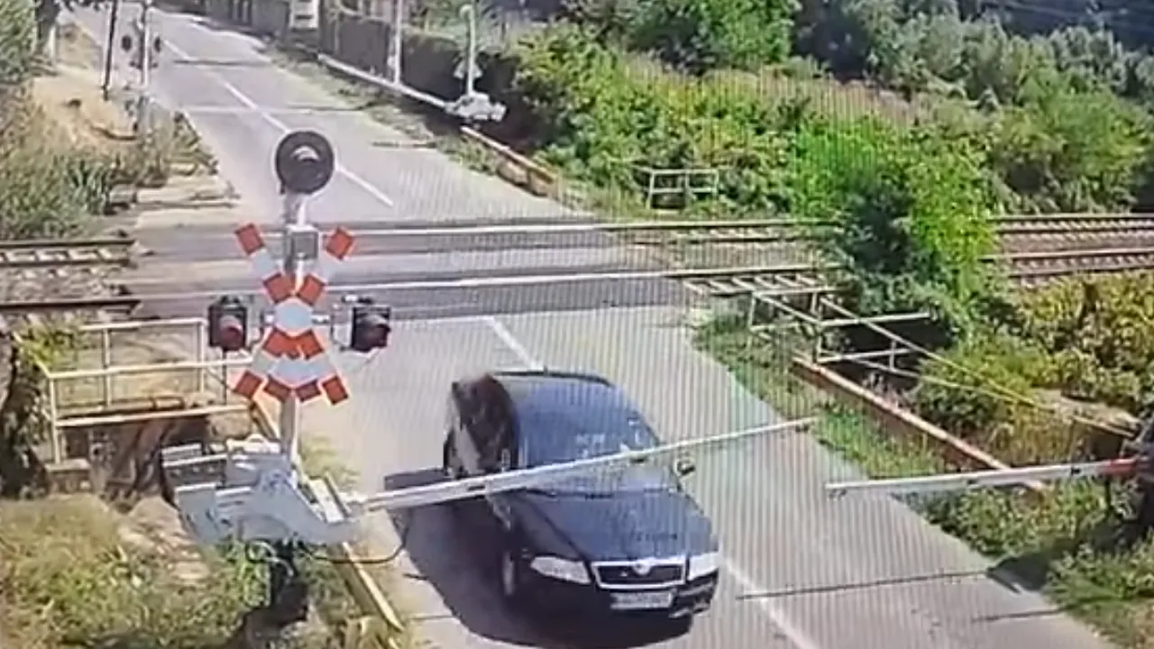 VIDEO Un şofer a spulberat bariera de la o trecere de cale ferată. Trenul a fost obligat să reducă viteza