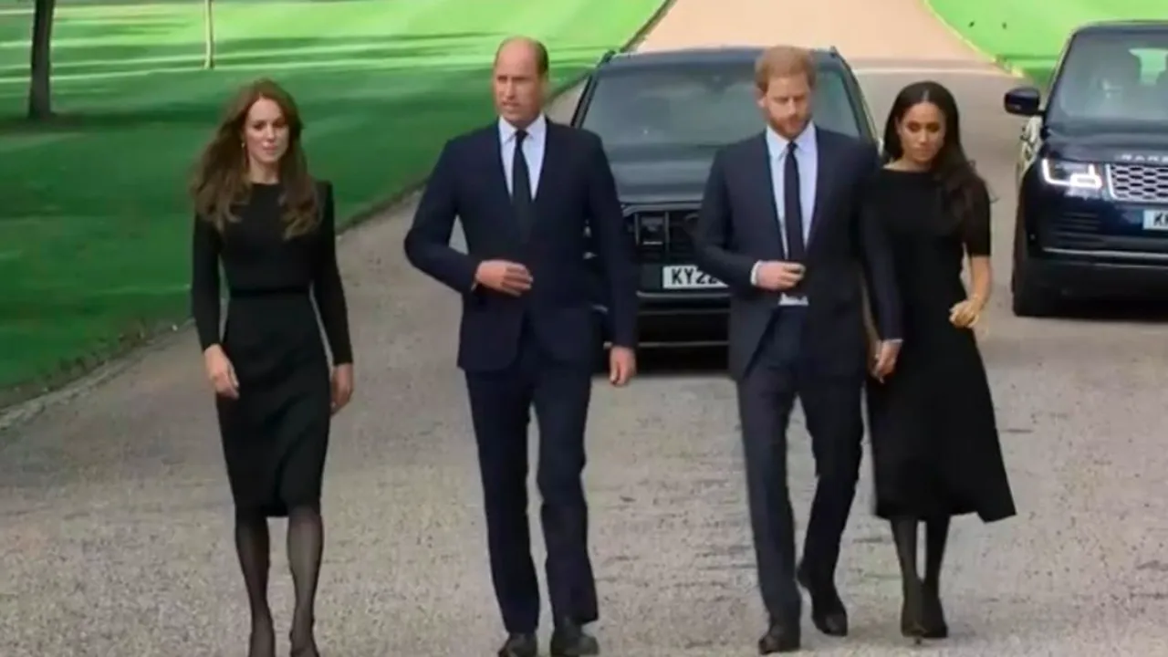 Reuniţi după moartea reginei. Prinţii William şi Harry au mers alături de soţiile lor să vorbească cu mulţimea din faţa Castelului Windsor
