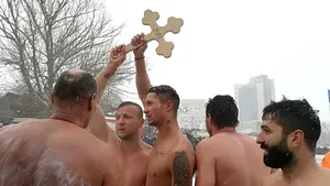 Crucea sfinţită de Bobotează aruncată în Dunăre, la Galaţi: 17 bărbaţi au sărit în apă să o recupereze | GALERIE FOTO, VIDEO