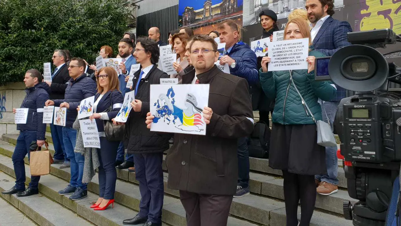 30 de magistraţi au protestat faţă de modificarea legilor justiţiei din România, pe treptele Palatului de Justiţie din Bruxelles