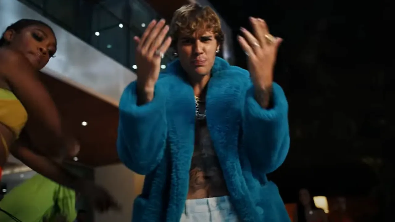 Idee trăsnită a două vedete blocate din cauza graniţelor închise. Justin Bieber apare în locul lui Drake, în videoclipul Popstar