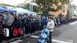 Iaşi: Peste 8.000 de pelerini stau la rând pentru a se închina la moaştele Sfintei Parascheva