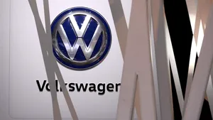 COVID-19 închide porţile fabricilor. Volkswagen întrerupe, temporar, activitatea de producţie