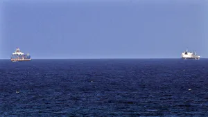 Piraţii de pe două nave capturate, cu români la bord, au deschis focul asupra altui vas