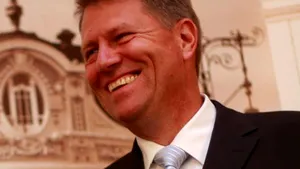 Iohannis nu se aştepta să fie decorat de preşedintele Băsescu, dar se declară onorat