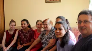 FOTO | Satul orfelinat: Zeci de persoane dintr-o localitate din Timiş au devenit părinţi de “împrumut” pentru copii abandonaţi