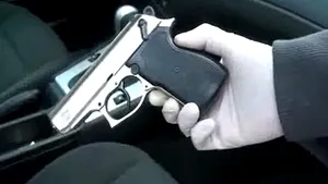 Urmărire penală pentru 31 de persoane care făceau parte dintr-o reţea internaţională de proxeneţi