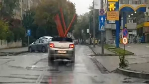 VIDEO. Doljean surprins transportând ţevi uriaşe cu o maşină decapotabilă