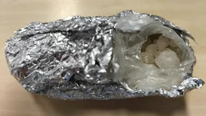 Opt kilograme de droguri de mare risc, descoperite de polițiști în urma unor percheziții. Patru persoane, reținute