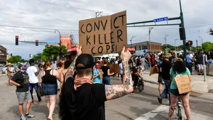 Departamentul de Poliţie din Minneapolis urmează să fie anchetat pentru încălcarea drepturilor civile după moartea lui George Floy