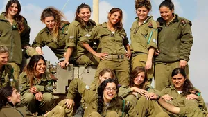 Tinerele israelience pleacă la războiul din Gaza, cu moralul ridicat. În Israel, femeile sunt obligate să-şi apere ţara 