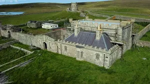 Un castel aflat pe o insulă din Scoţia a fost scos la vânzare pentru 30.000 de lire sterline