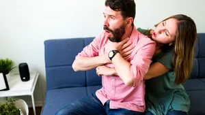 Mâncarea blocată în gât: este adevărat că consumul de băuturi carbogazoase ajută? Răspunsul ştiinţei


