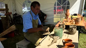 FOTO, VIDEO | Unul din ultimii olari din Prahova: Părinţii m-au crescut din olărit, acum s-a demodat