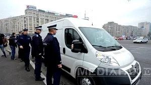 Zeci de activişti Greenpeace au protestat săpând în curtea Parlamentului şi au fost ridicaţi