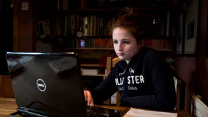 Paradoxul epidemiei de COVID 19: Unii elevi nu mai vor să înveţe de pe tabletă şi vor înapoi la şcoală 
