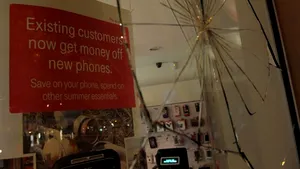 Revoltele au fost reluate în apropiere de Birmingham. Mai multe magazine au fost vandalizate