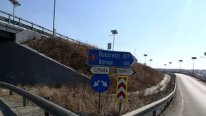 Sucevenii, solidari cu ucrainienii. Drumarii montează indicatoare rutiere în limba ucraineană pentru refugiaţi