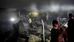 Cel puţin 17 morţi, între care 2 copii, după incendiul la depozitul de carburanţi în Indonezia
