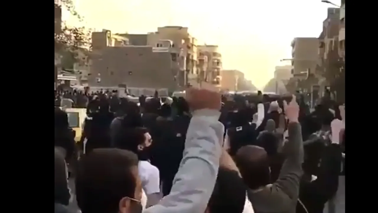 CRIZA din Iran. UPDATE: Membri ai serviciilor secrete, ucişi în confruntări cu demonstranţi/ 