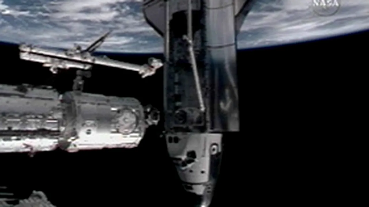 Endeavour s-a conectat la Staţia Spaţială Internaţională