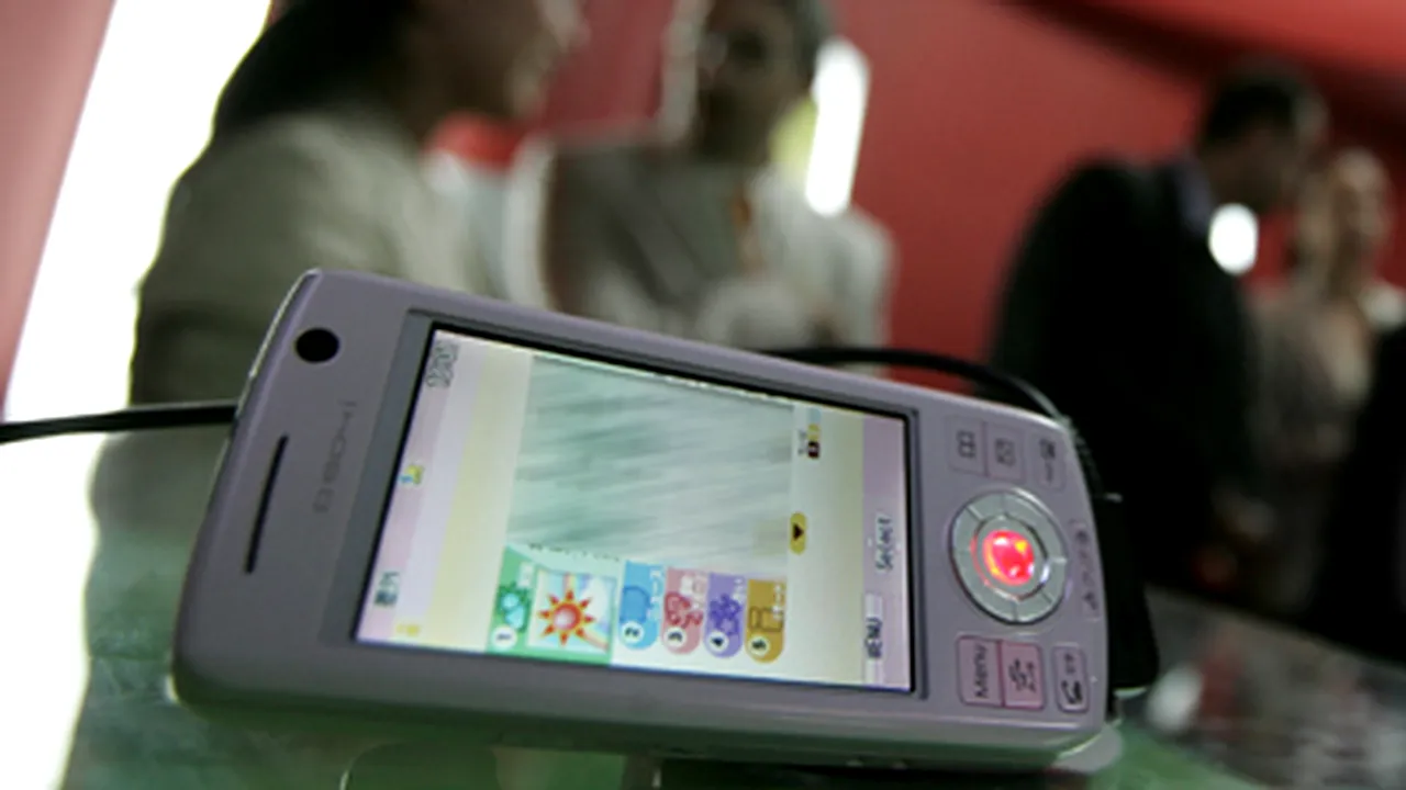 Concediat pentru că şi-a încărcat bateria telefonului mobil la muncă!