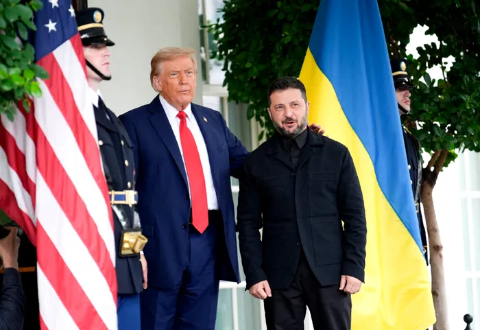 NEWS ALERT Volodimir Zelenski, îmbrăcat în costum, a ajuns la Mar-a-Lago și a fost întâmpinat de Donald Trump