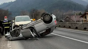 Accident rutier într-o comună din Neamț: O mașină s-a răsturnat pe cupolă. Șoferul, transportat la spital