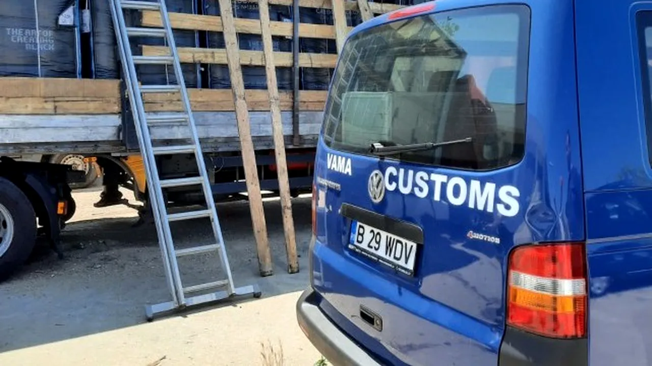 Parfumuri, ochelari de soare şi genţi contrafăcute, în valoare de 37 de milioane de lei, găsite de vameşi într-un camion ucrainean