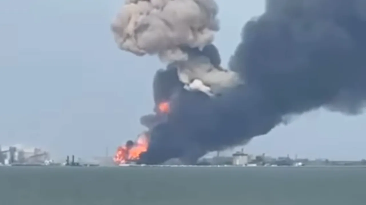 Incendiu în portul rusesc Kavkaz în urma unui atac ucrainean. A fost lovit un feribot încărcat cu combustibil