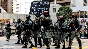 VIDEO| Campus universitar, ocupat de protestatari în Hong Kong: au tras cu arcul de pe acoperiş în poliţie şi au folosit catapulte