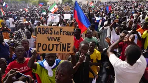 Franţa începe evacuarea cetăţenilor europeni din Niger