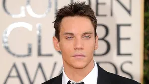 Jonathan Rhys Meyers îl interpretează pe Joe Strummer, fostul solist al The Clash, într-un nou film