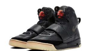 Nou record: Suma astronomică pentru care s-a vândut o pereche de pantofi sportivi purtaţi de Kanye West la premiile Grammy
