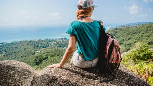 De ce să rezervi cameră dublă chiar și când călătorești singur. Trucul pe care puțini îl știu