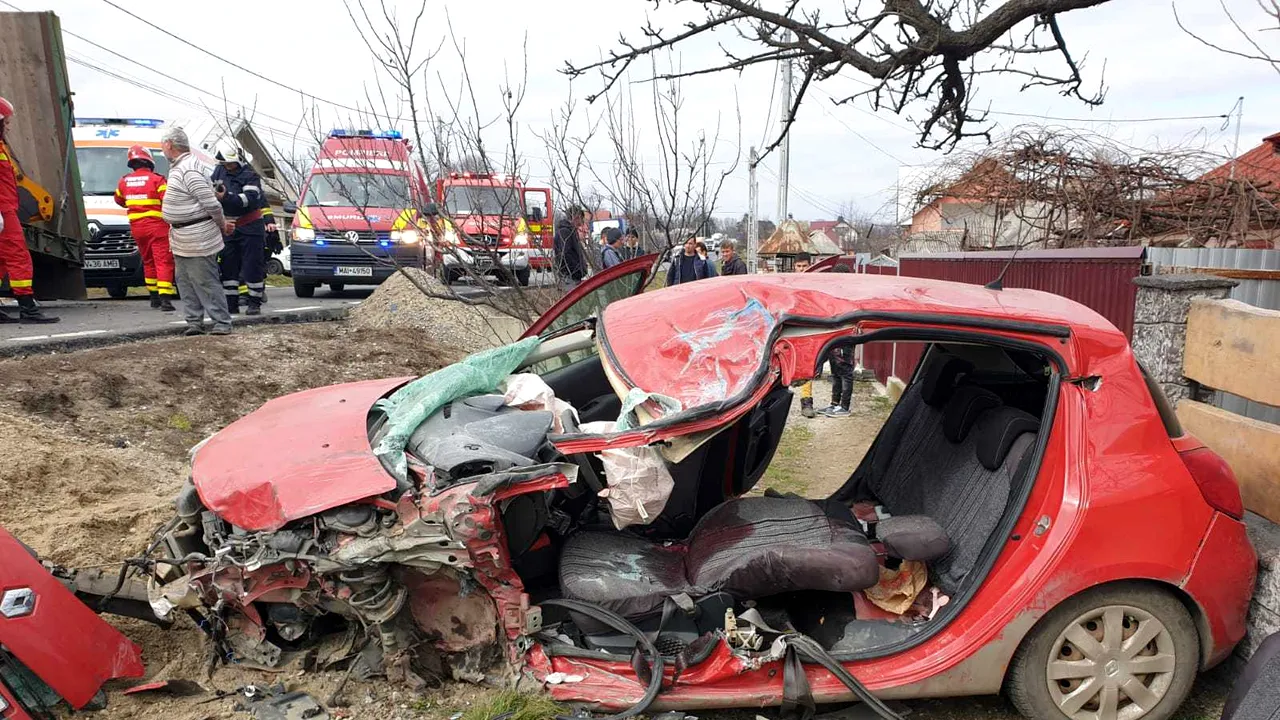FOTO: Grav accident pe DN2: Un bărbat a murit, iar alte cinci persoane au fost rănite