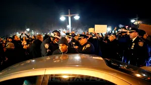 Peste 200 de arestări la New York, în timpul manifestaţiei împotriva violenţei poliţiştilor
