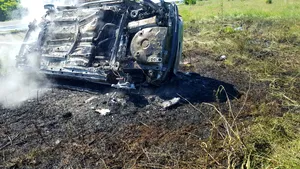 FOTO O maşină a luat foc în urma unui accident. Pasagerii au reuşit să iasă din autoturism