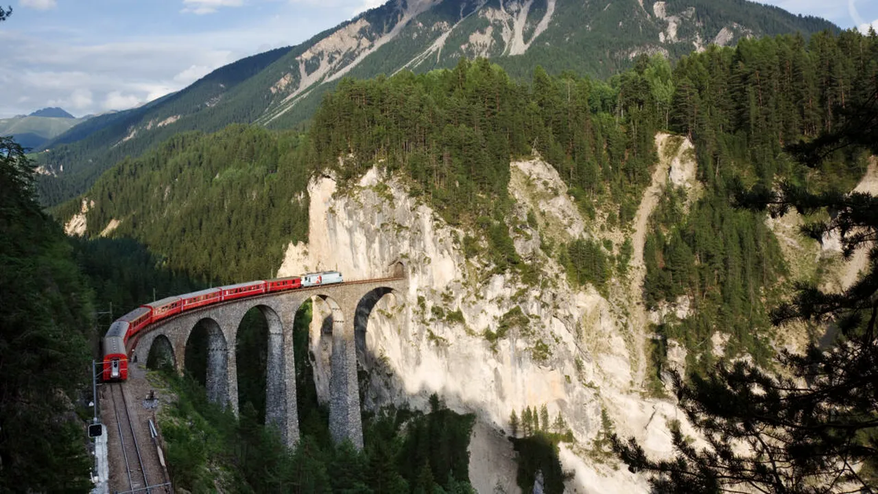 Peisaje de poveste la 2.000 de metri altitudine. Cât costă o călătorie cu cel mai frumos tren al toamnei