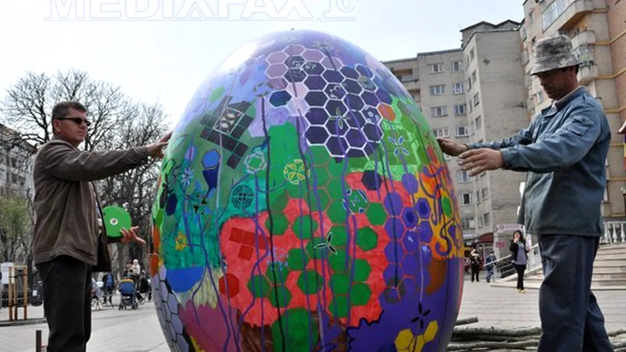 Nouă ouă gigant, pictate, amplasate în oraşul Bistriţa
