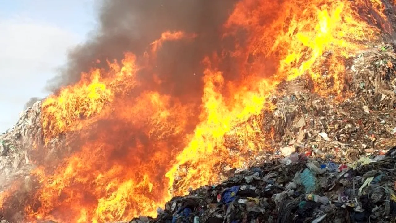 Mesaj Ro-Alert transmis de autorităţi în urma incendiului de pe platforma Oltchim