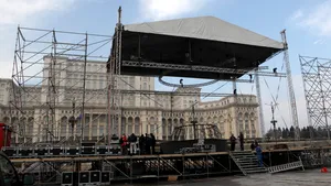 REVELION ÎN PIAŢA CONSTITUŢIEI: 130 artişti pe o scenă de 280 mp şi 20 tone de materiale pirotehnice. Cum decurg pregătirile - FOTO