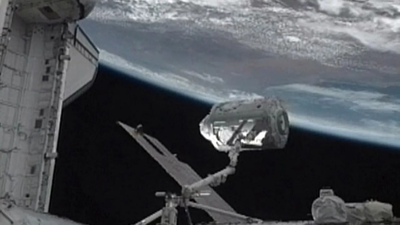 Prima ieşire pe orbită a astronauţilor americani de pe naveta Endeavour, încheiată cu succes