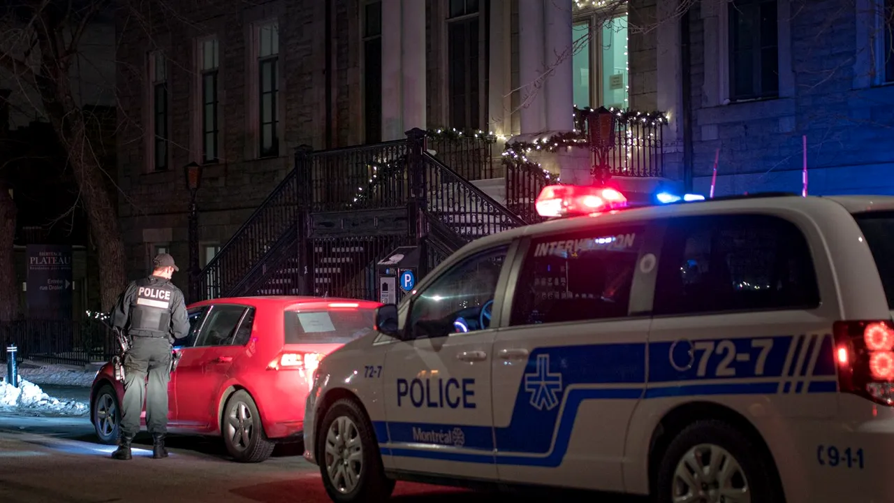 Poliţiştii din Quebec au amendat o femeie pentru că îşi plimba soţul în lesă 