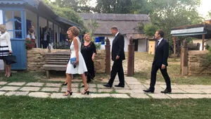 FOTO, VIDEO | Vizita lui Macron la Muzeul Satului, muzică populară şi La vie en Rose: Extraordinar! Voi reveni