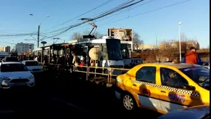 Incident pe linia tramvaiului 41: Unei persoane i s-a făcut rău la coborâre. Circulaţia, perturbată